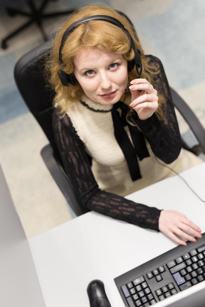 Operadora de call center haciendo su trabajo vista superior foto