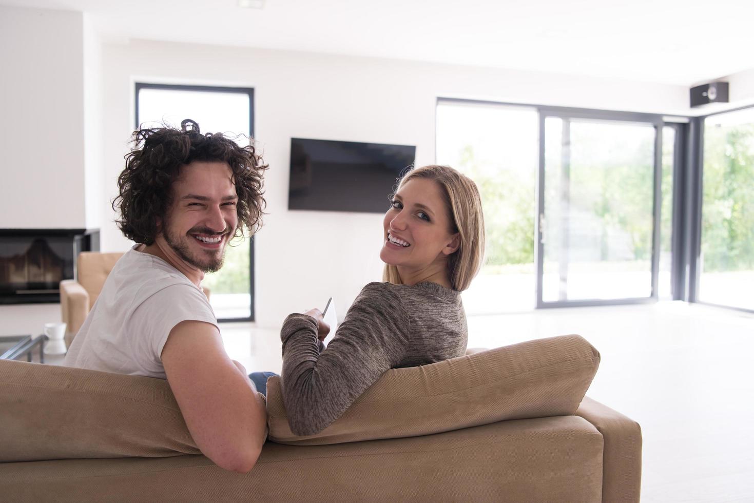 vista trasera de una pareja viendo la televisión foto