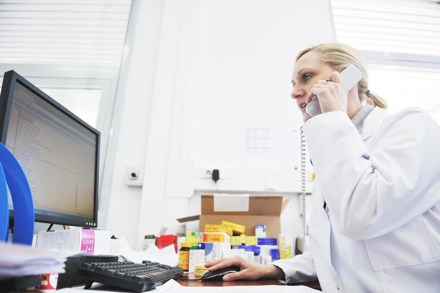 trabajador de farmacia hablando por teléfono foto