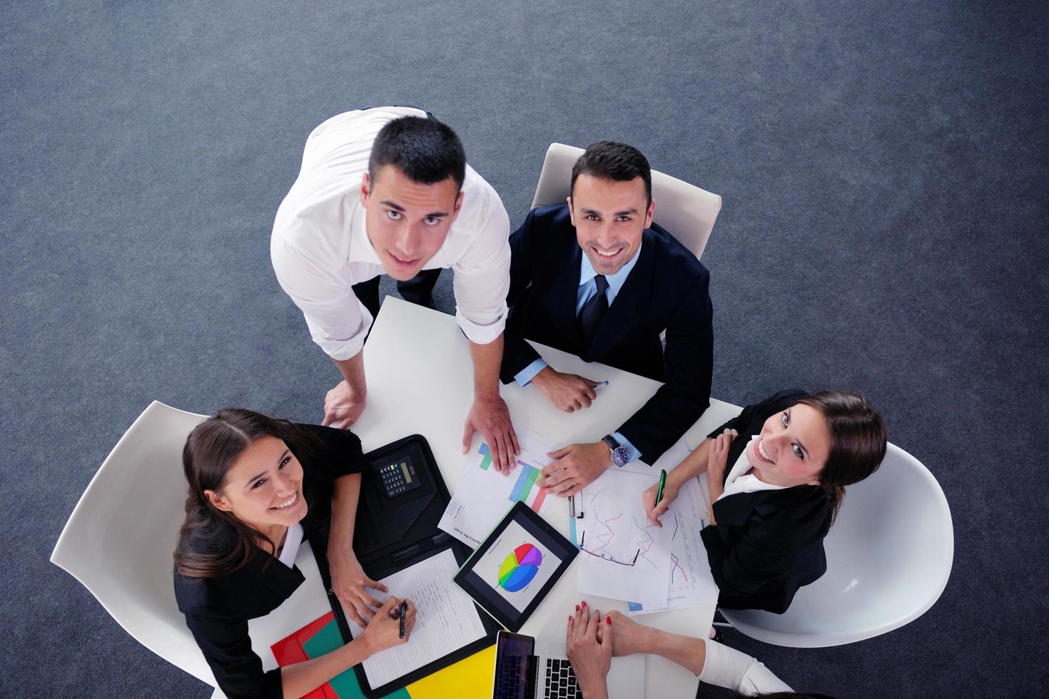 grupo de personas de negocios en una reunión en la oficina foto