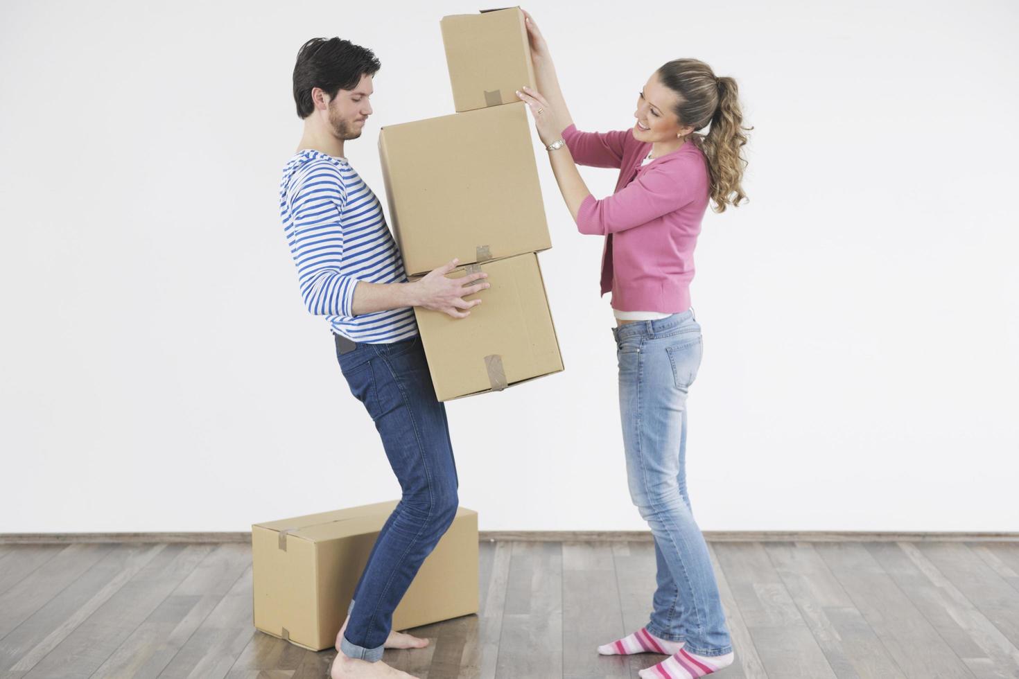 pareja joven mudándose a un nuevo hogar foto