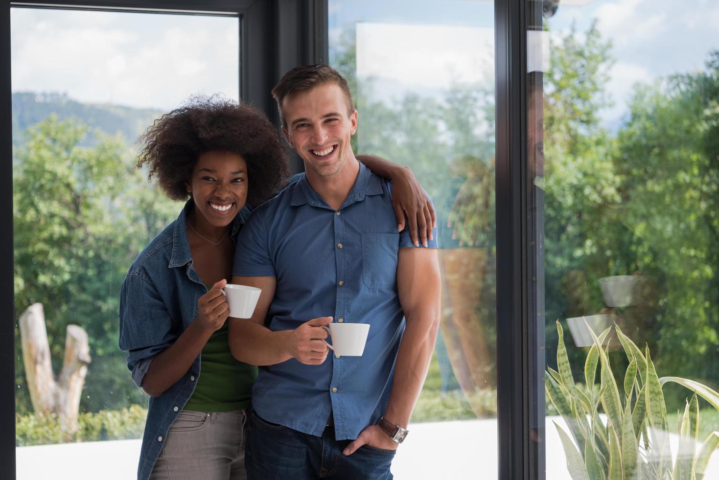 Una pareja joven y romántica se relaja en un hogar moderno en el interior foto