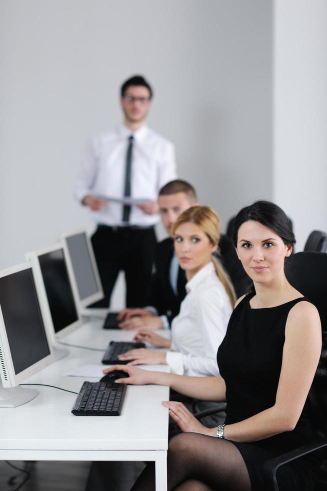 Grupo de personas de negocios trabajando en la oficina de atención al cliente y de ayuda foto