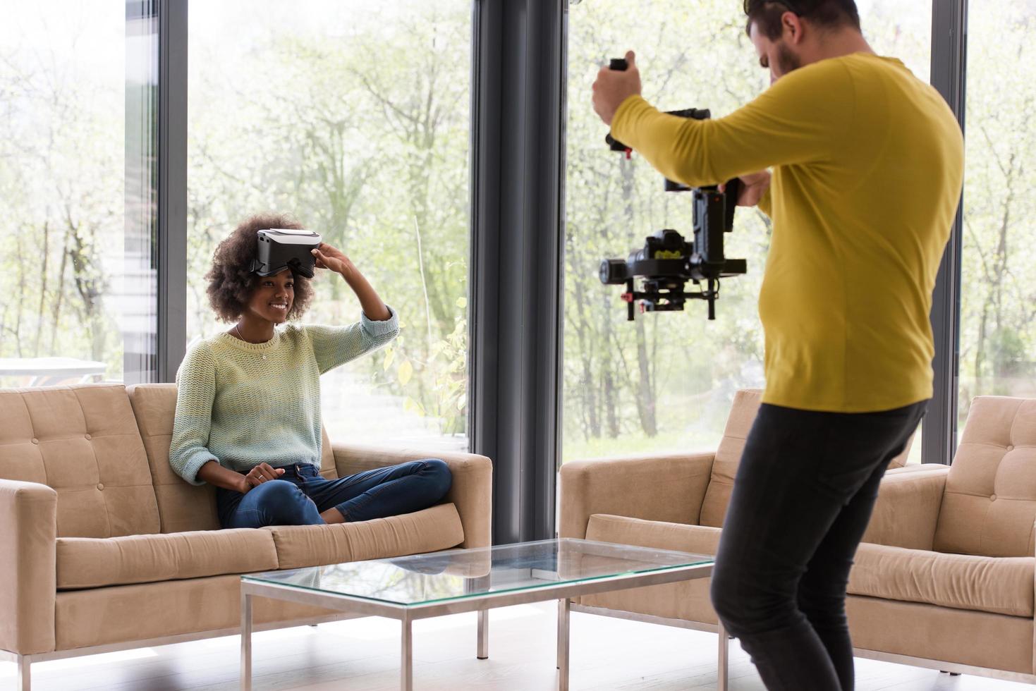 mujer negra con auriculares vr gafas de realidad virtual foto