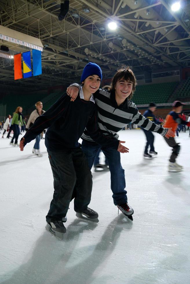 amigos disfrutando del patinaje sobre hielo foto