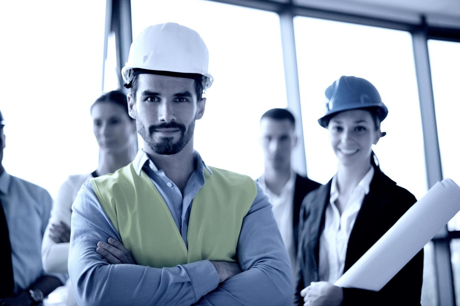 empresarios e ingenieros de construcción en reunión foto