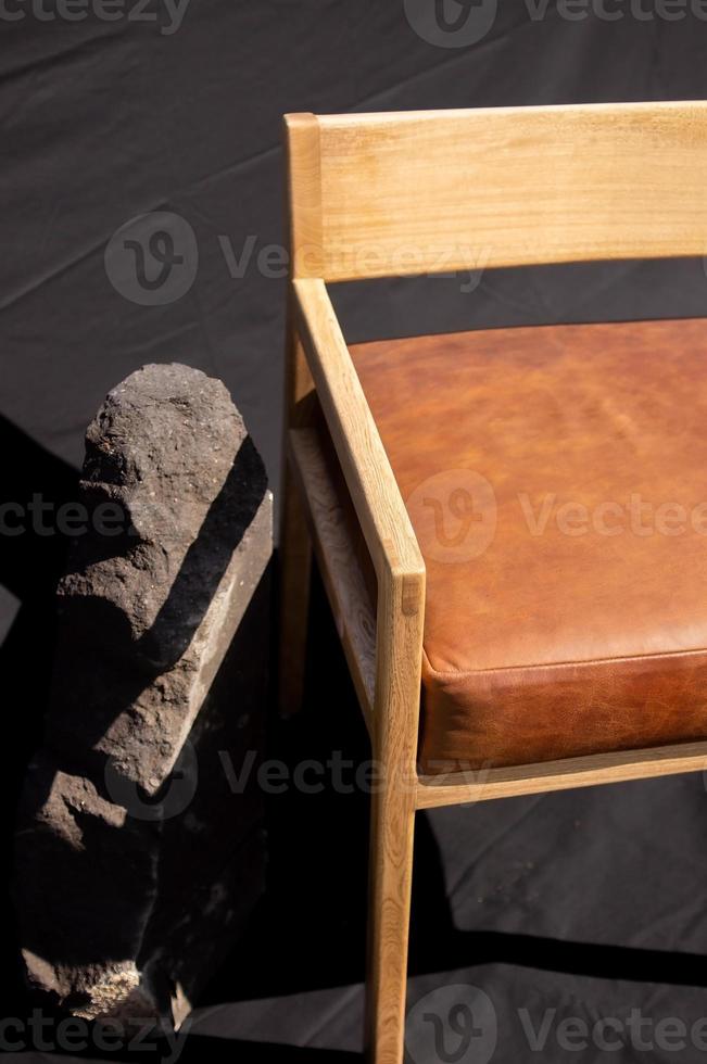 silla de diseño, asiento de madera maciza en tela o cuero natural, foto