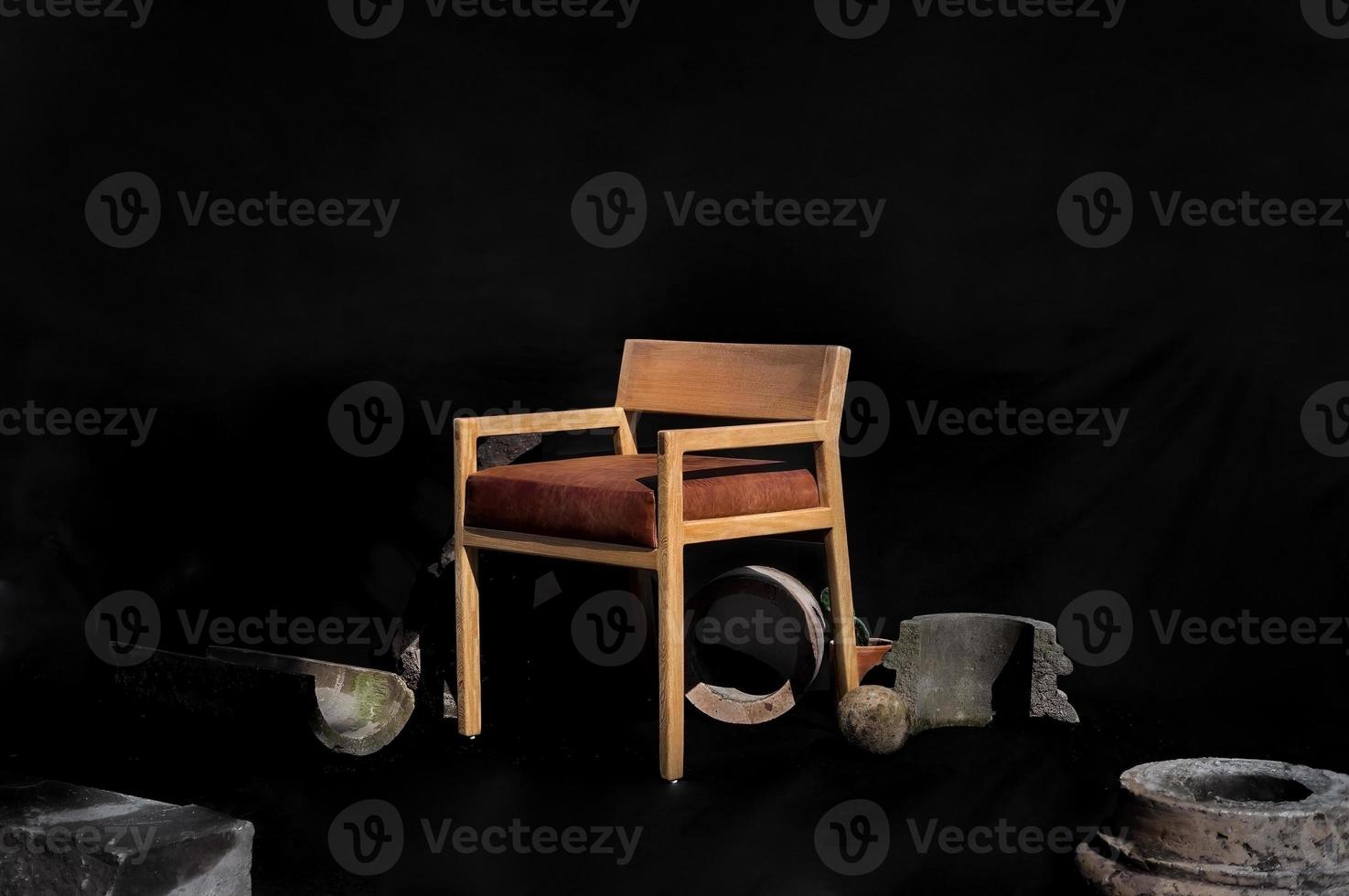 silla de diseño, asiento de madera maciza en tela o cuero natural, foto