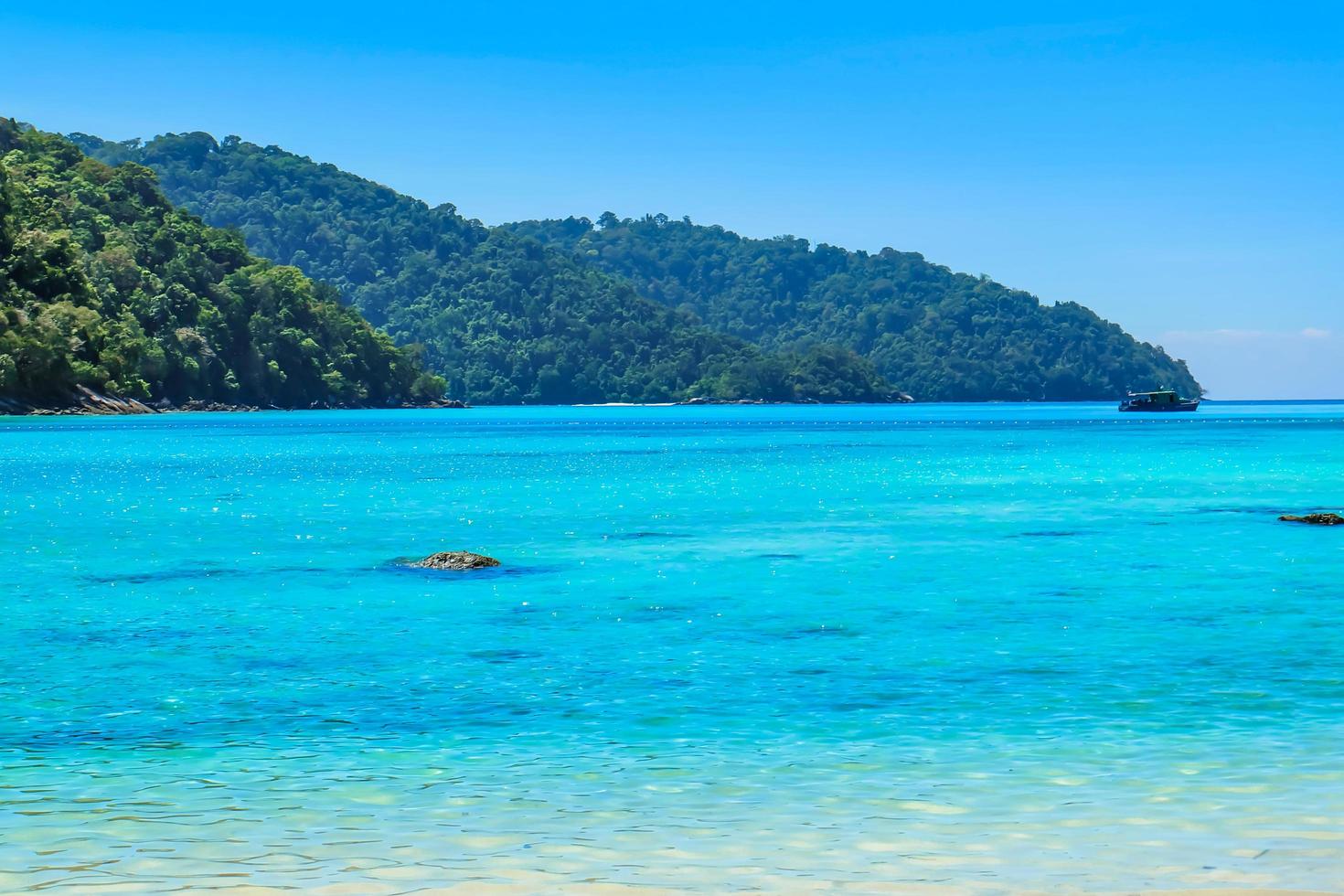 hermosas playas tropicales con aguas oceánicas mar. parque nacional de las islas surin. tailandia foto