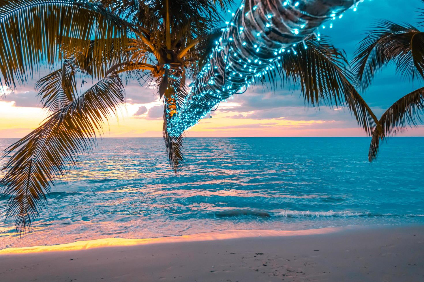 hermosa playa tropical al atardecer con palmeras e iluminada para viajar en tiempo de relajación de vacaciones, foto