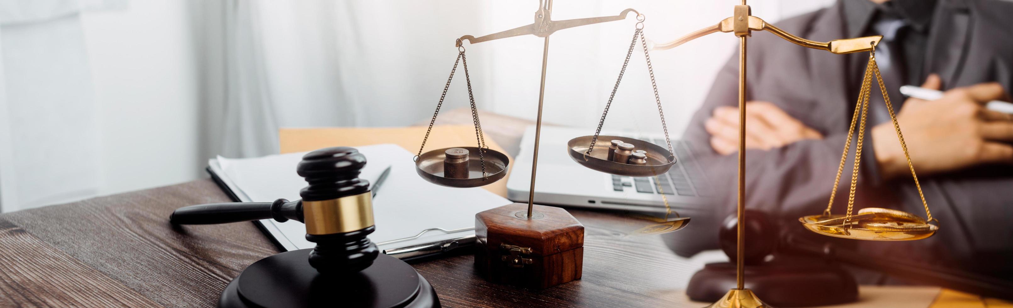 abogado masculino que trabaja con papeles de contrato y mazo de madera en tabel en la sala del tribunal. justicia y derecho, abogado, juez de la corte, concepto. foto