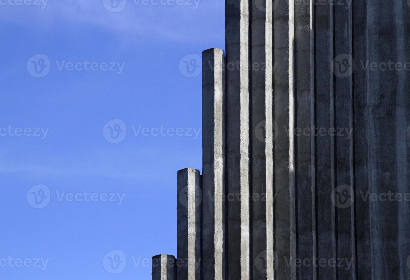pilares de hormigón contra un cielo azul foto