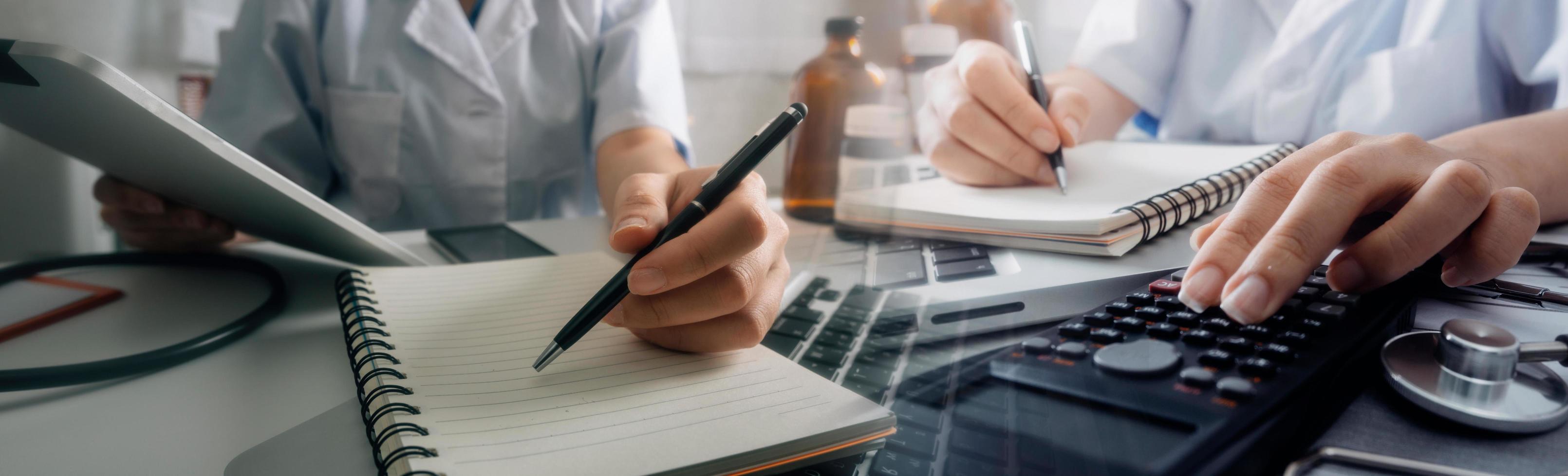 doble exposición del concepto de salud y medicina de tecnología. médicos que usan tableta digital y modernos iconos de interfaz de pantalla virtual banner panorámico, fondo borroso. foto