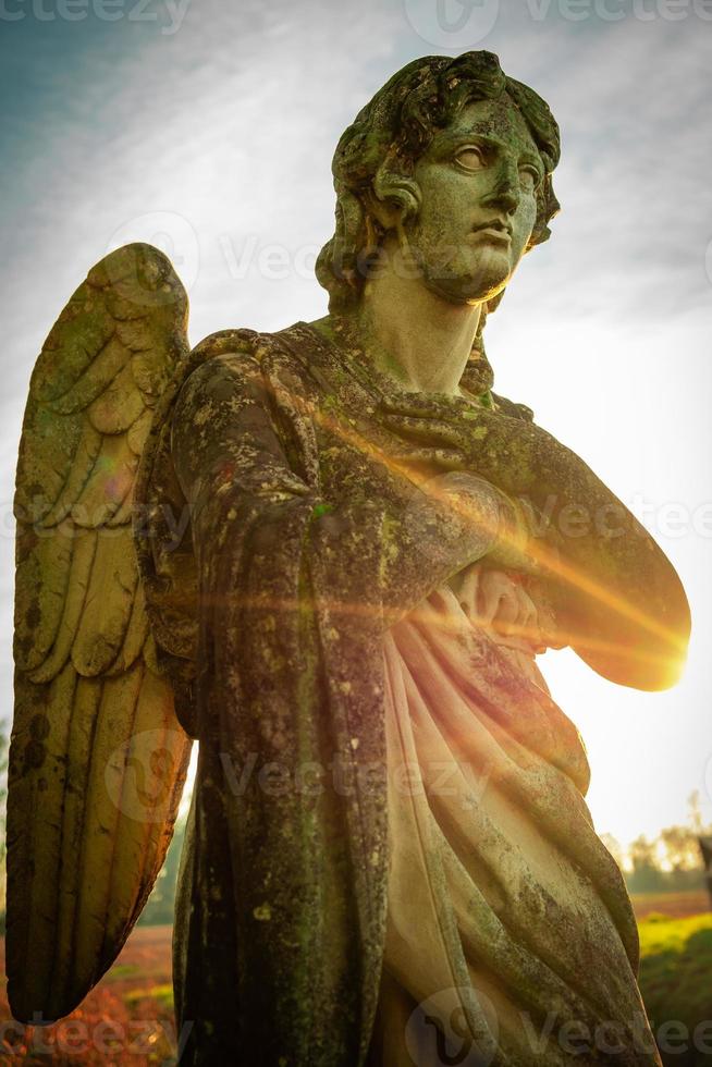 ángel guardián y rayos de sol - concepto de fe y religión foto