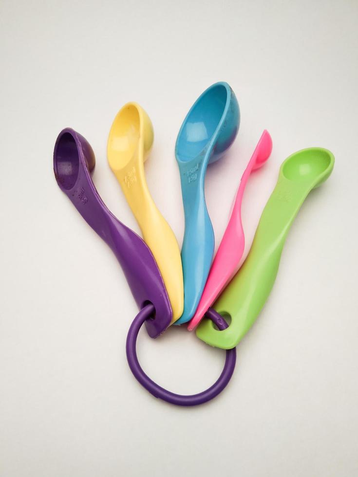 various sizes and colors of plastic measuring spoons 12171327 Stock Photo at Vecteezy