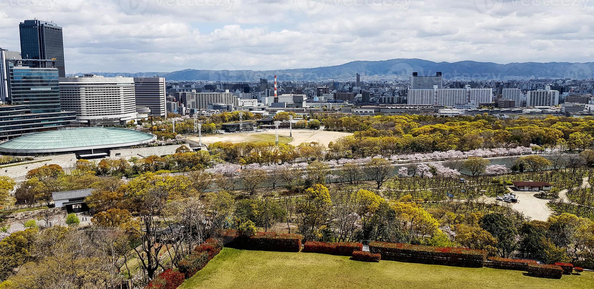 vista desde el techo del castillo de osaka visto desde el techo con el paisaje de los rascacielos de osaka en la ciudad de osaka y el parque alrededor del castillo foto