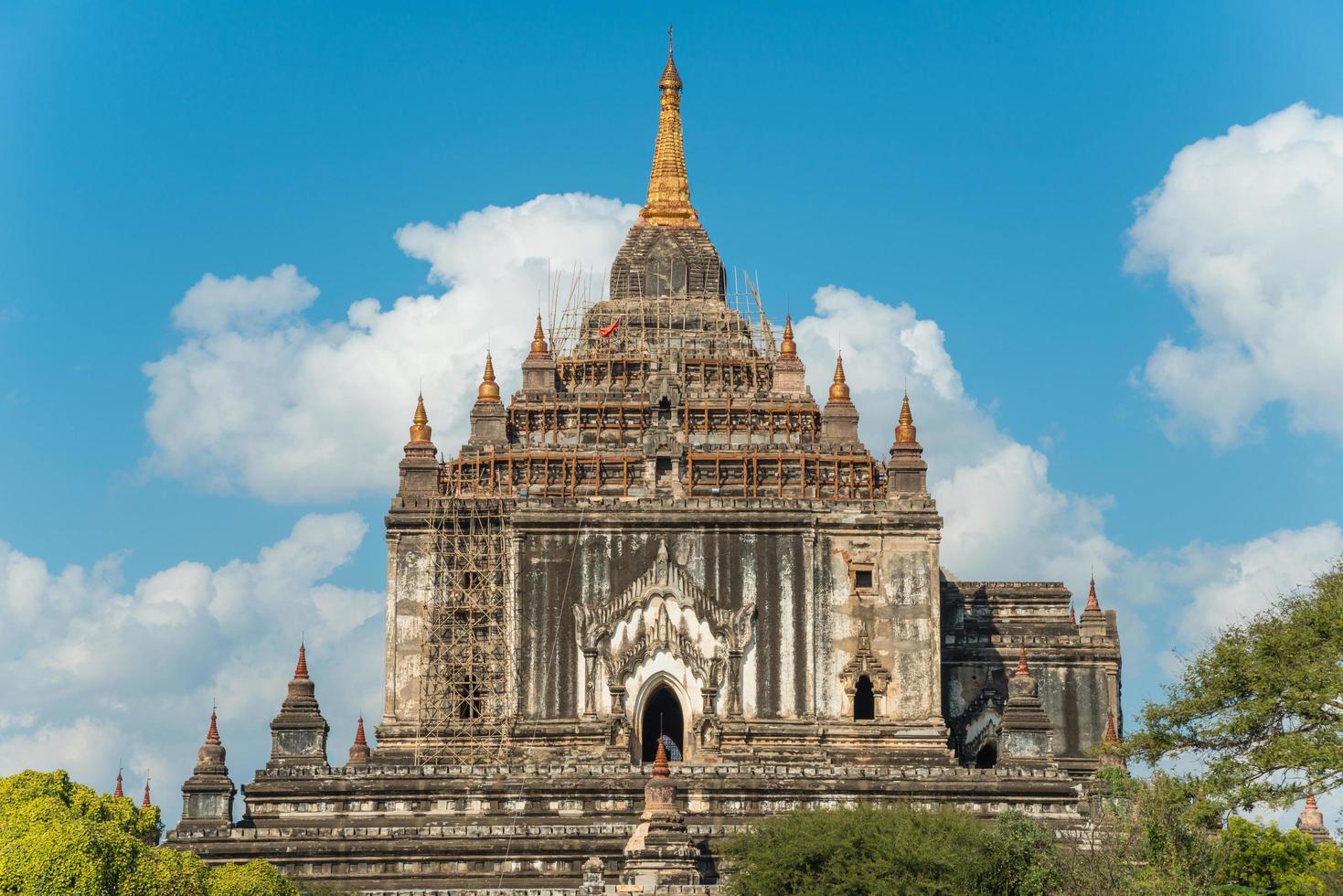 templo thatbyinnyu el templo más alto en el sitio arqueológico de bagan durante la renovación después del gran terremoto en el año 2016. foto