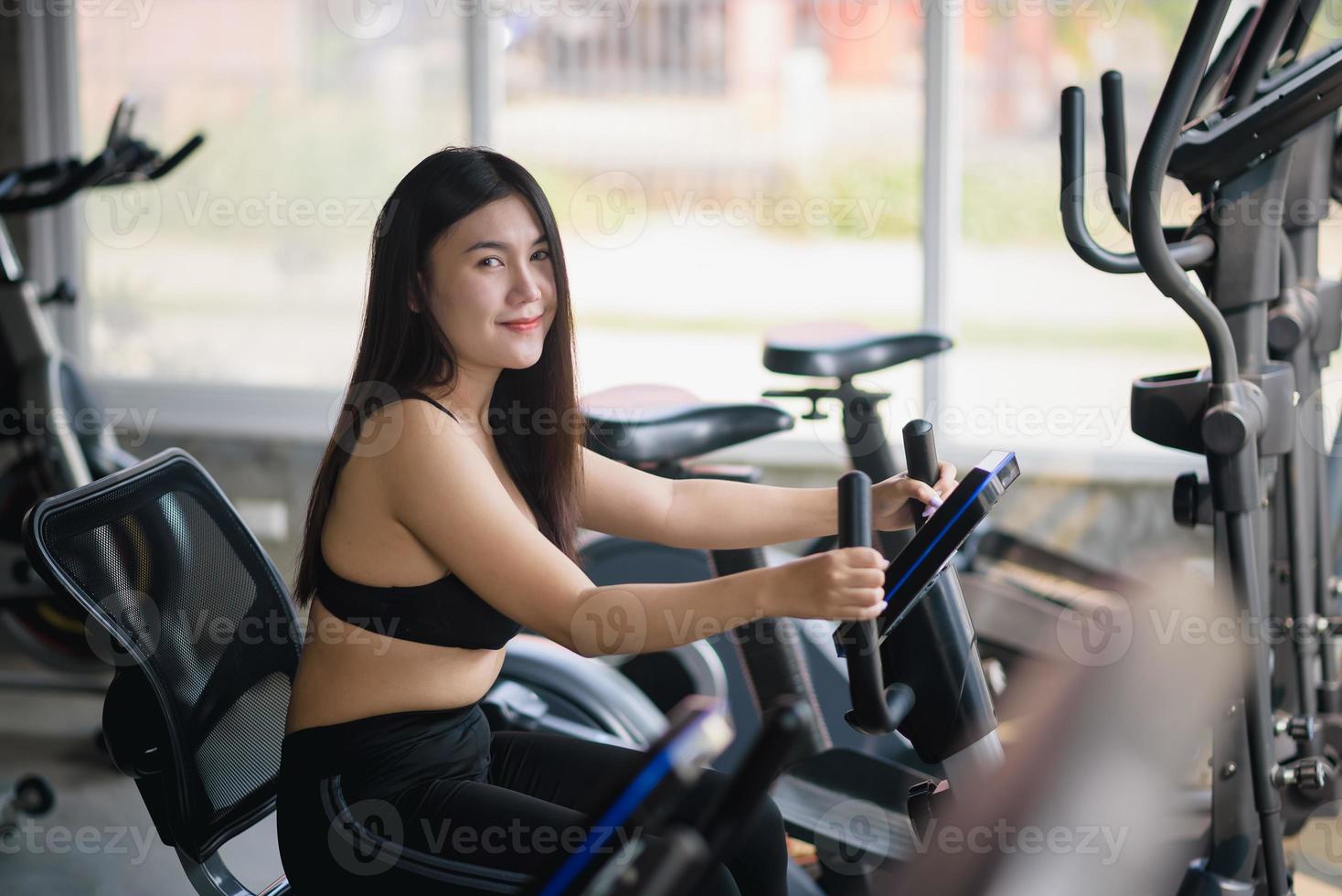 Fitness, mujer y ciclismo intenso en el gimnasio para hacer ejercicio,  entrenamiento o entrenamiento cardiovascular saludable. Ejercicio femenino  activo en bicicleta estacionaria o mach Fotografía de stock - Alamy