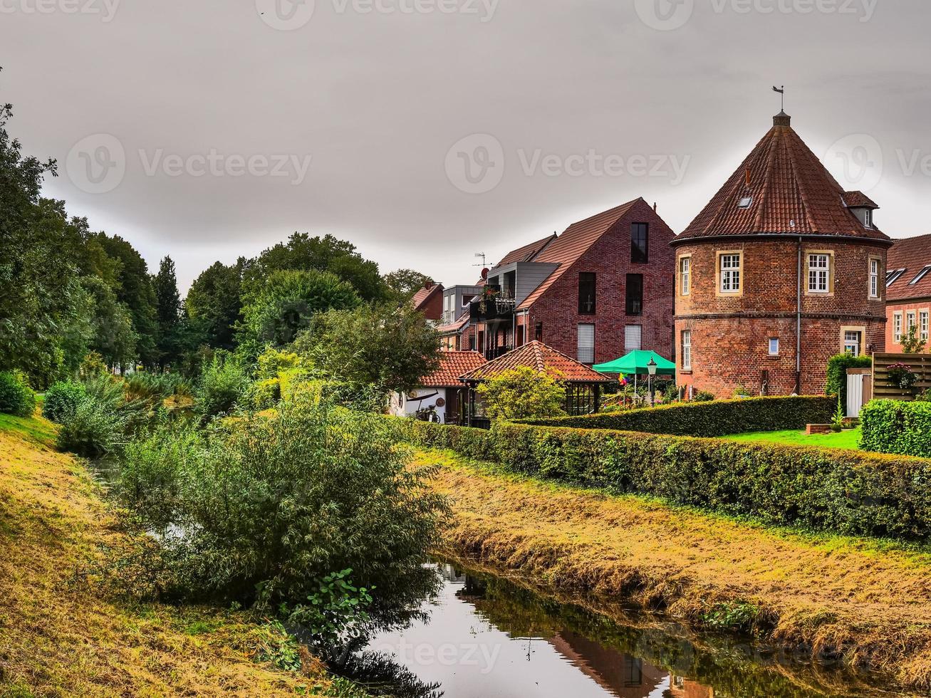 la ciudad de coesfeld en el río berkel en alemania foto