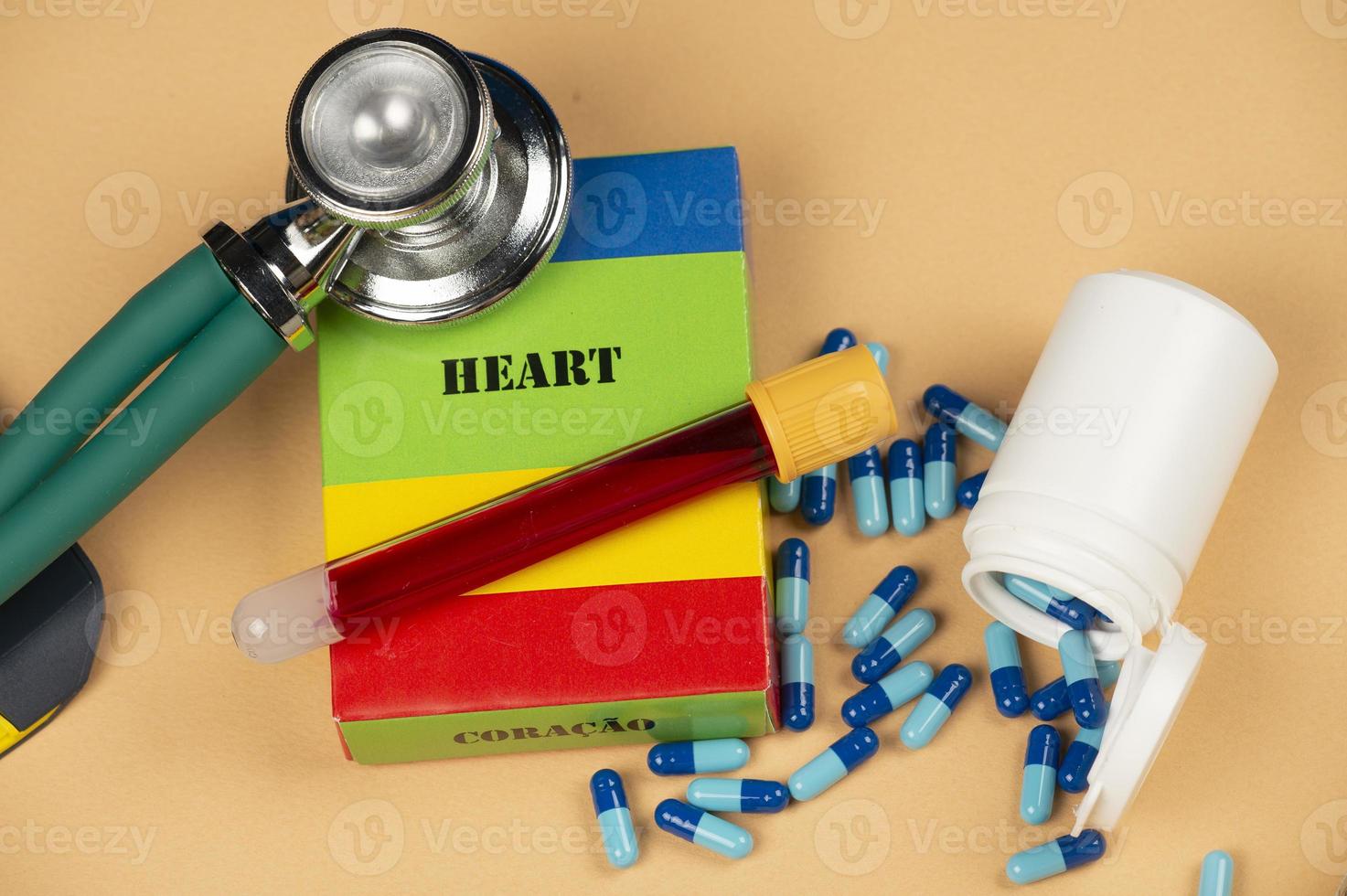 caja de medicina falsa con el nombre de la enfermedad del corazón y un glucómetro. foto
