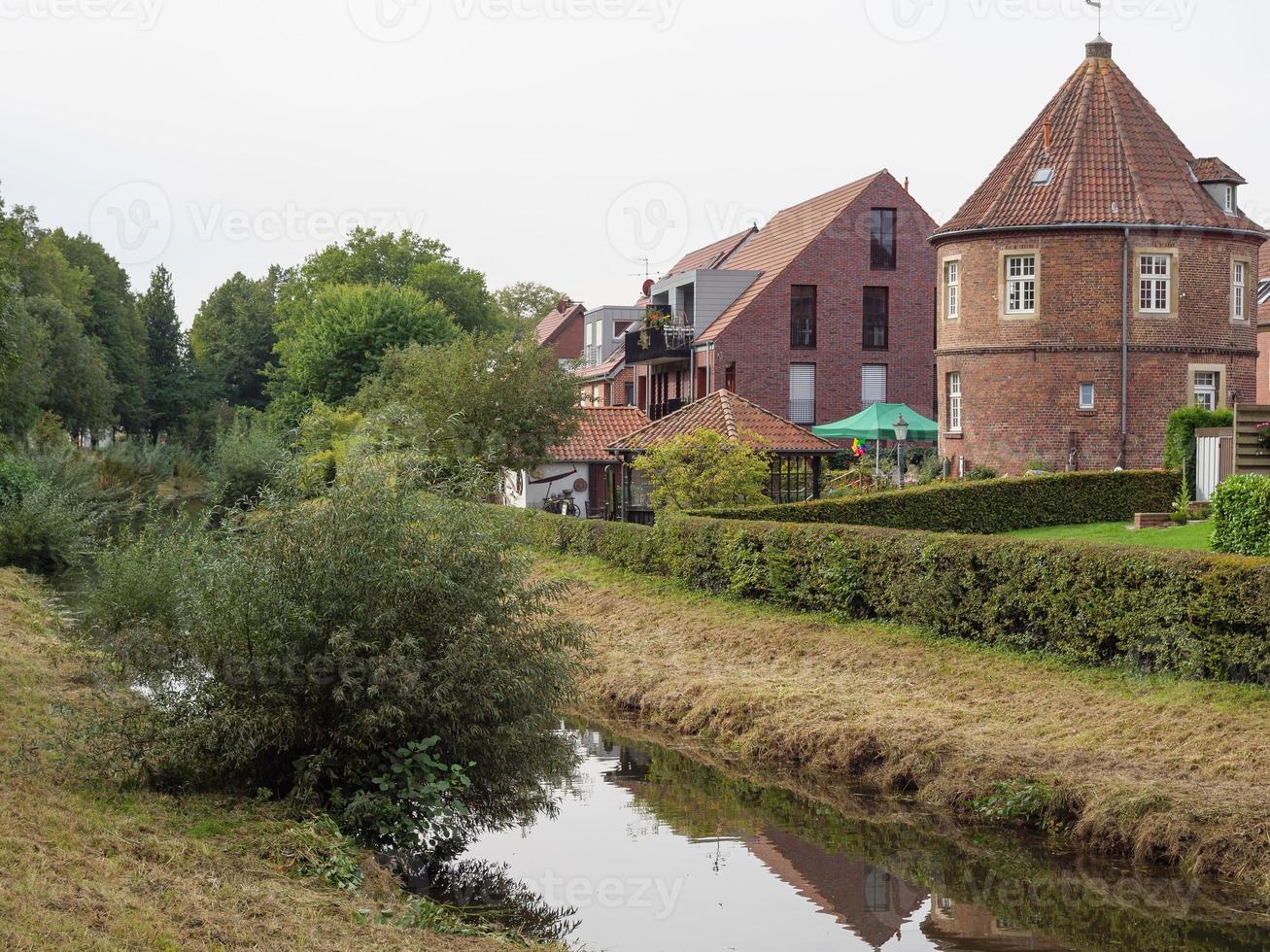 la ciudad de coesfeld en el río berkel en alemania foto