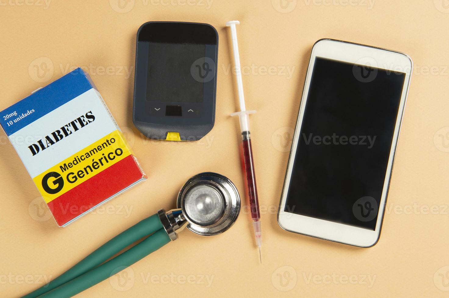 caja de medicamentos falsos con el nombre de la enfermedad diabetes y un glucómetro. foto