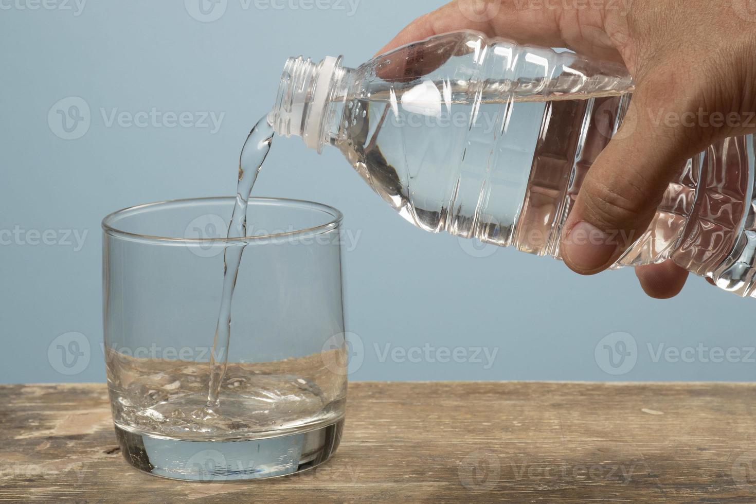 Persona con azoto liquido fotografia stock. Immagine di vaso