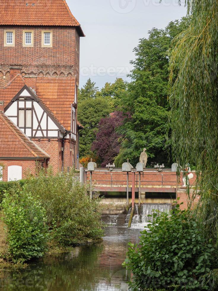 la ciudad de coesfeld en el río berkel en alemania foto