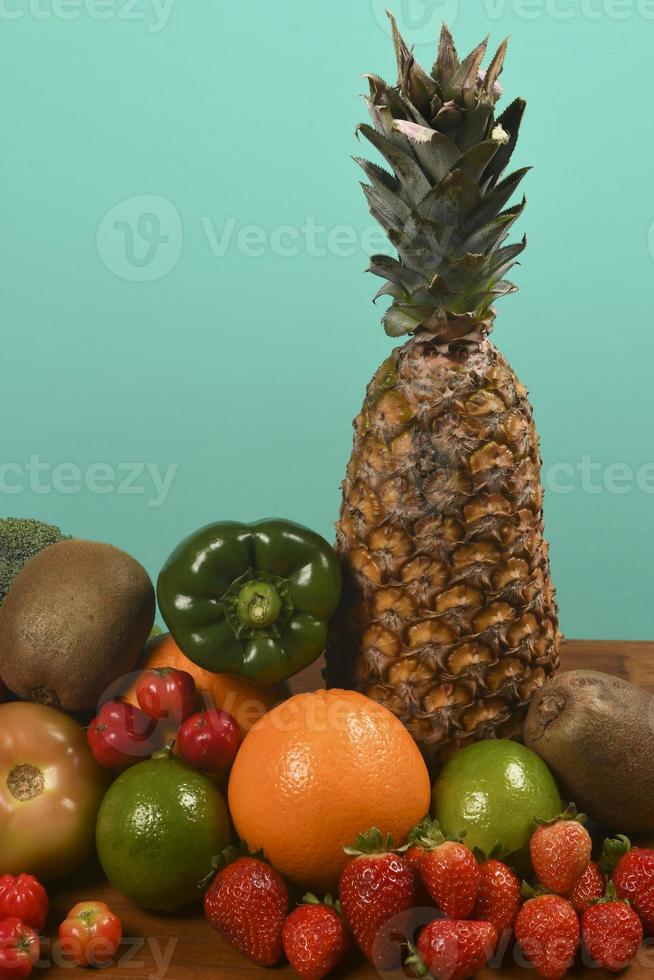 Foods rich in vitamin C, which besides being antioxidant and anti