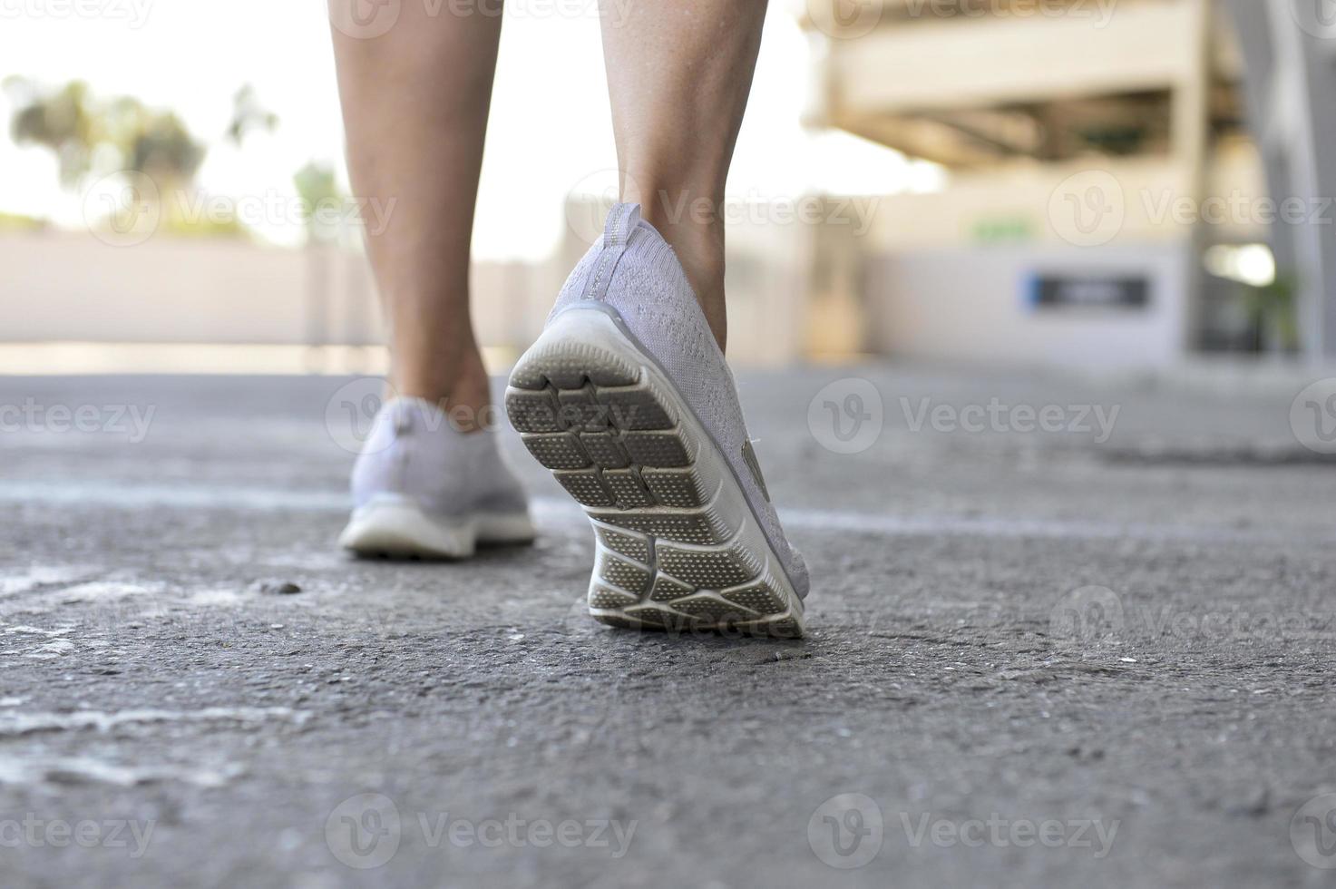 concepto deportivo - mujer saliendo a hacer ejercicio con un paseo foto