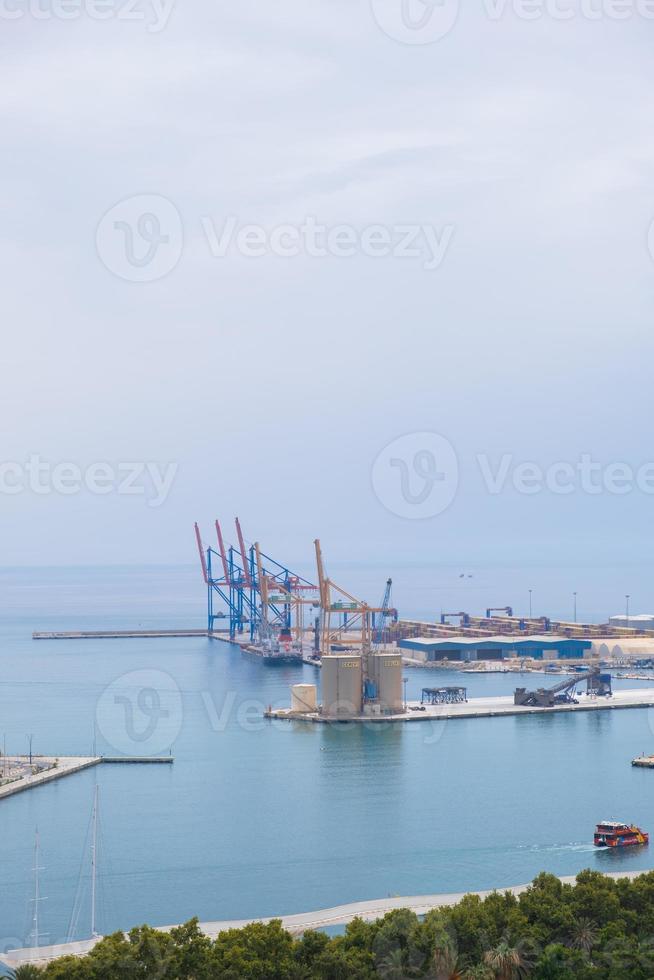 vista del puerto de malaga en españa foto