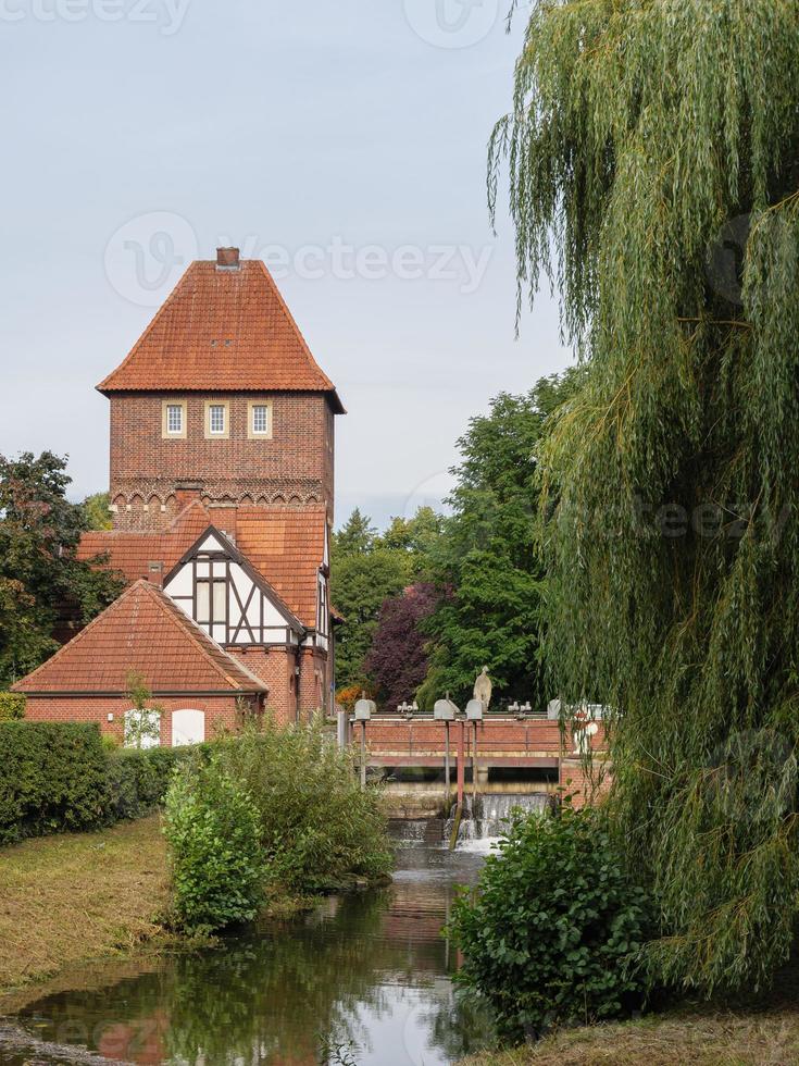 la ciudad de coesfeld en el río berkel en alemania foto
