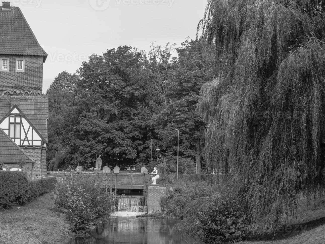 la ciudad de coesfeld en el río berkel en alemania foto