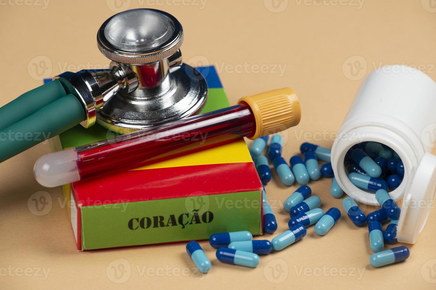 caja de medicamentos falsos con el nombre de la enfermedad coracao y un glucómetro. foto