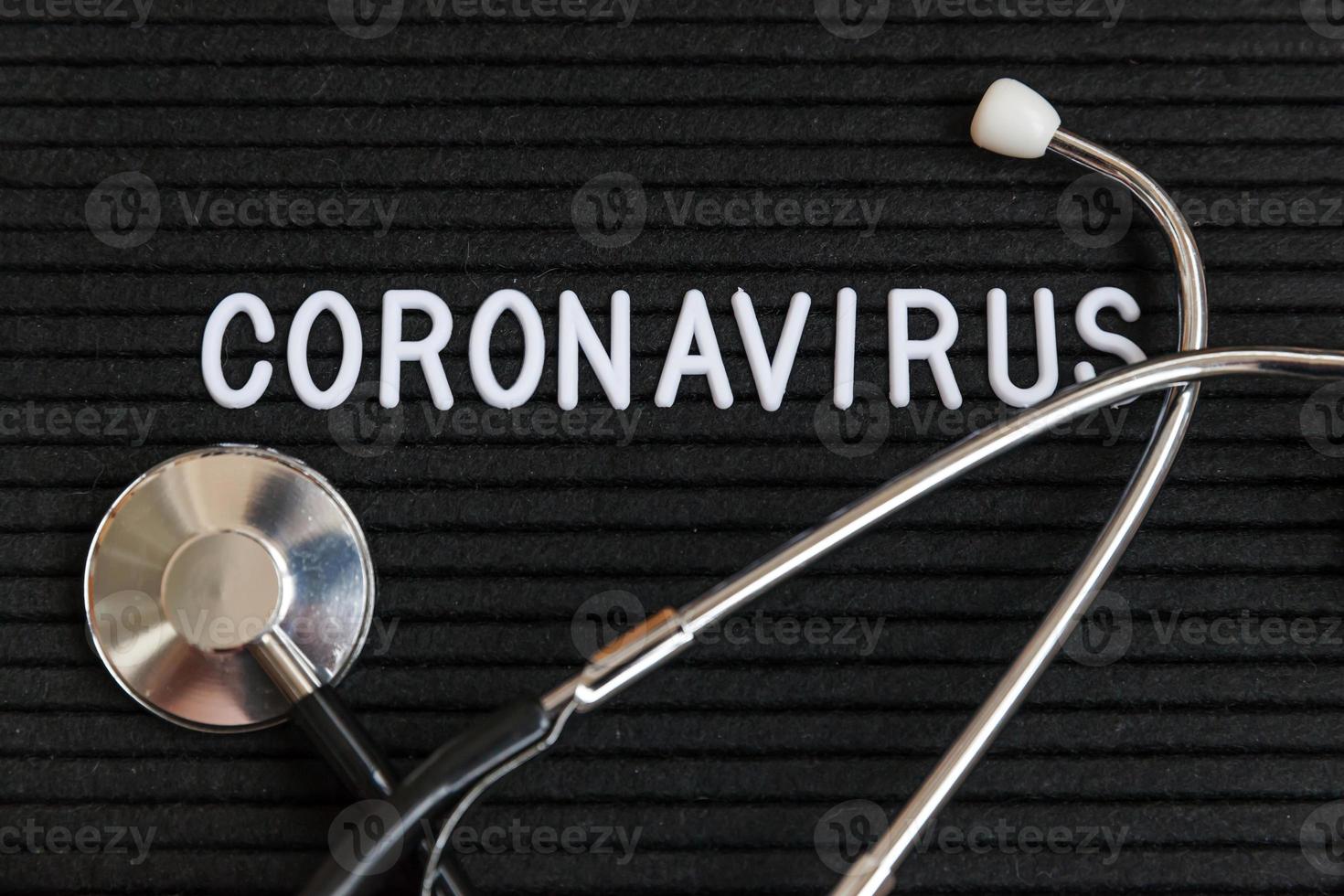 frase de texto coronavirus y estetoscopio sobre fondo de tablero de letras negras. nuevo coronavirus 2019-ncov, mers-cov síndrome respiratorio de oriente medio coronavirus originario de wuhan china foto