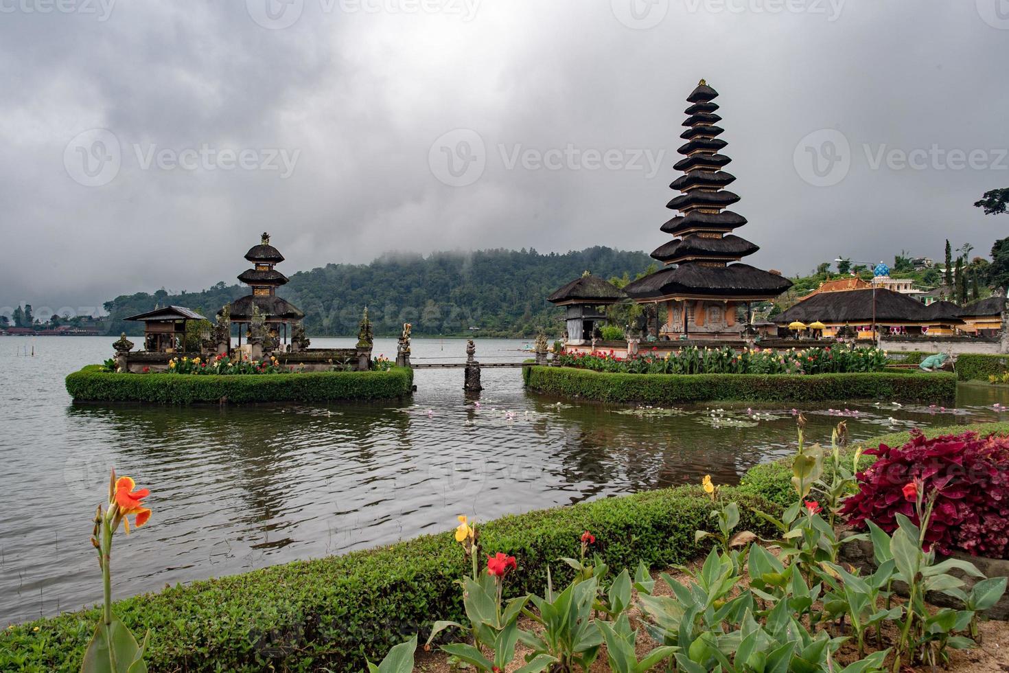 el templo más hermoso de bali pura ulun danu bratan foto