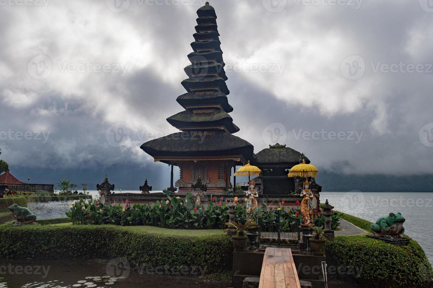 el templo más hermoso de bali pura ulun danu bratan foto