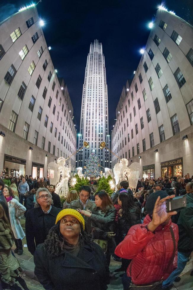 Nueva York, EE.UU. - 9 de diciembre de 2011 - gente en el Rockfeller Center celebrando la Navidad foto