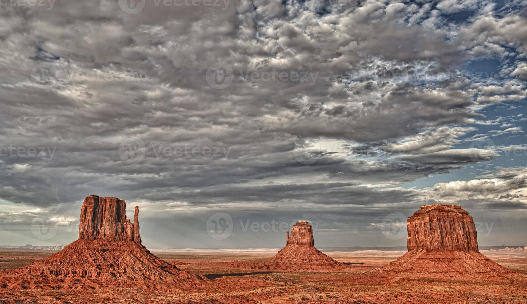 vista del valle del monumento arizona al atardecer foto