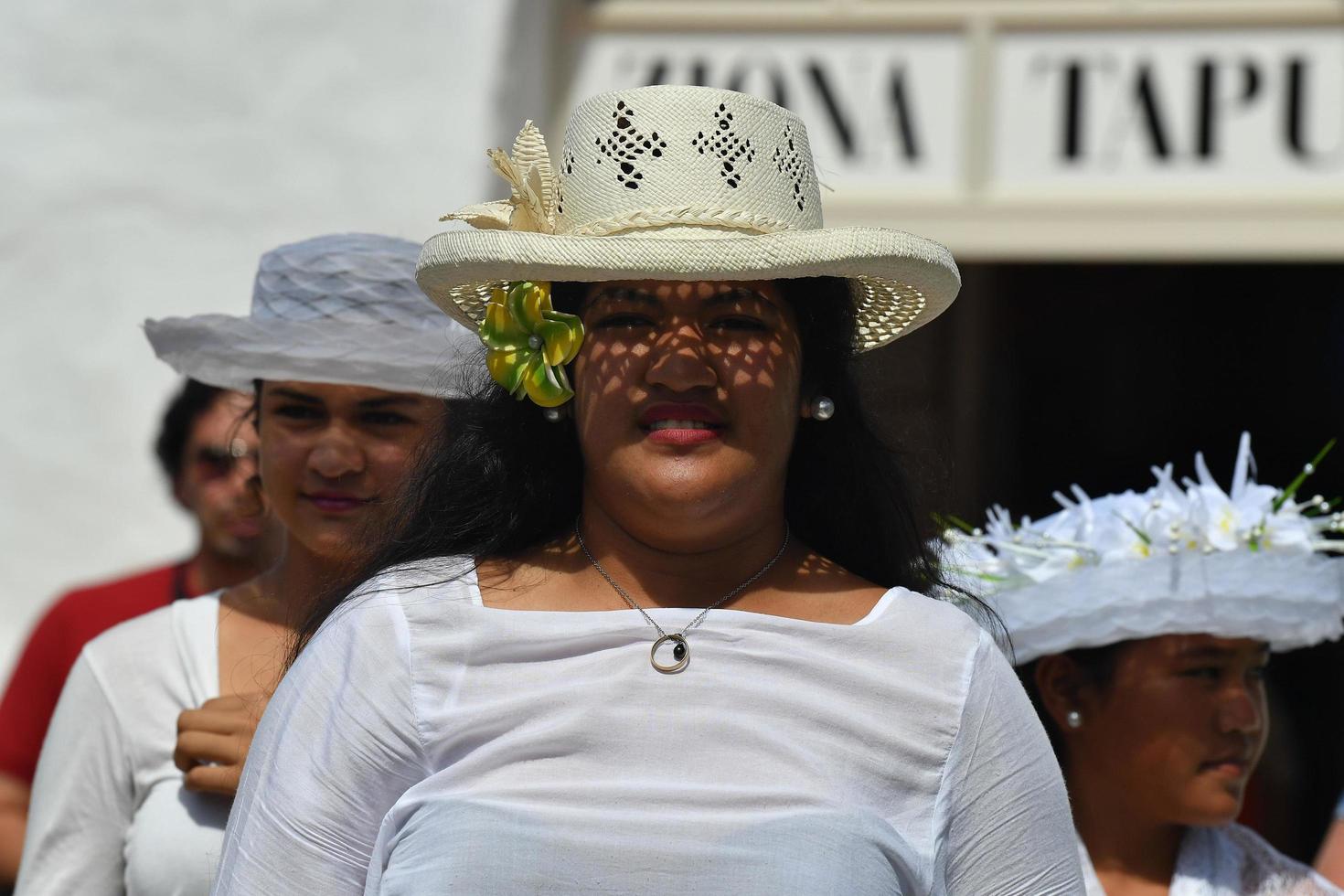 aitutaki, isla cook - 27 de agosto de 2017 - gente local en la misa foto