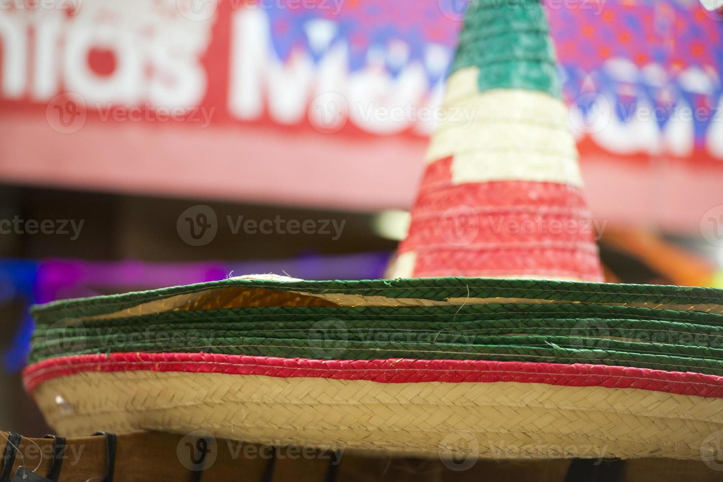 sombrero a la venta en una tienda mexicana foto