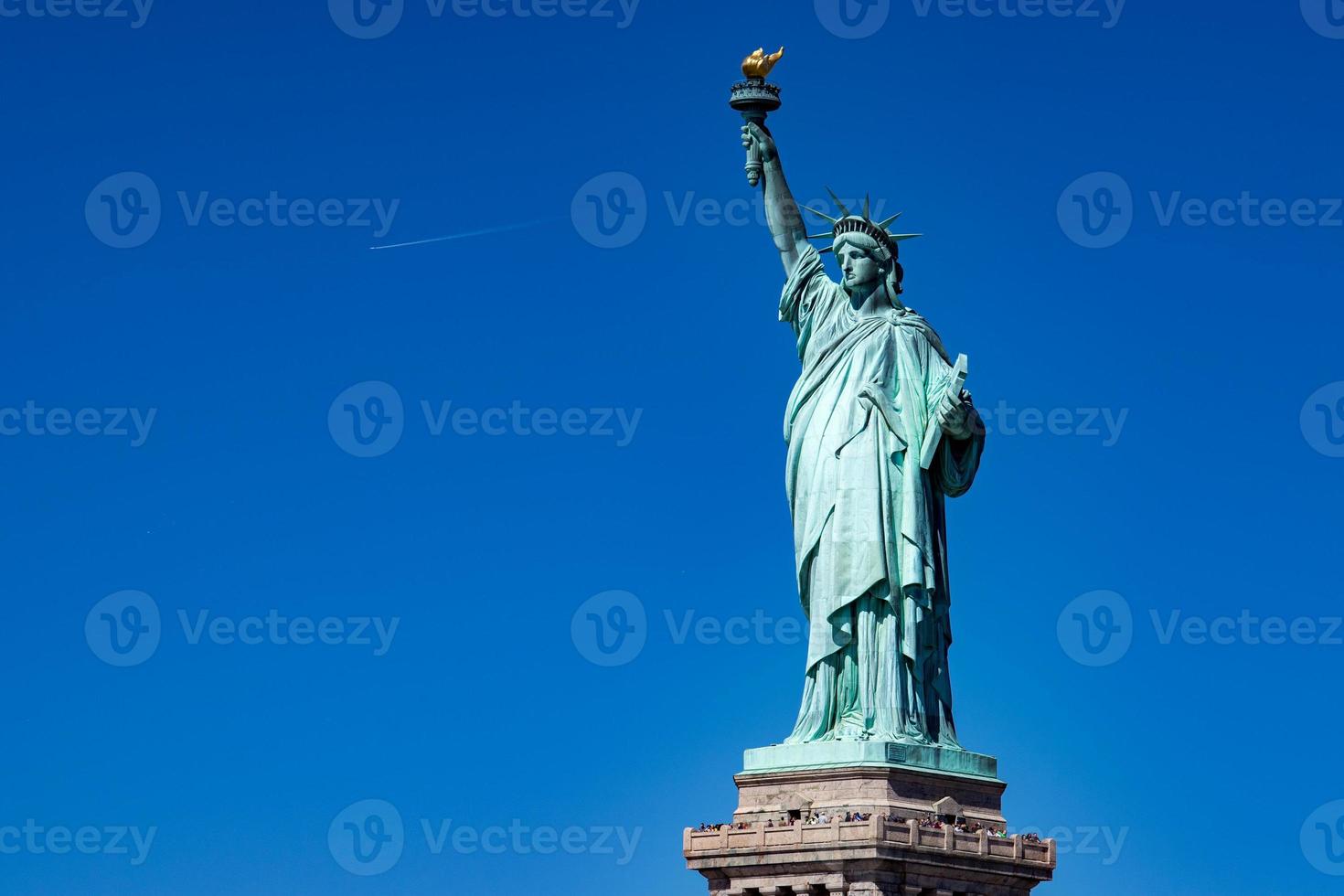 estatua de la libertad en nueva york aislada en azul foto