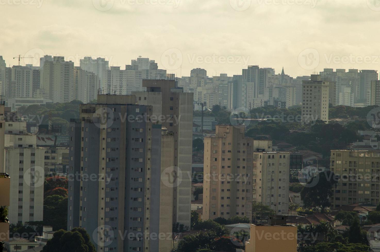 vista del horizonte con varios edificios y rascacielos en la ciudad de sao paulo foto