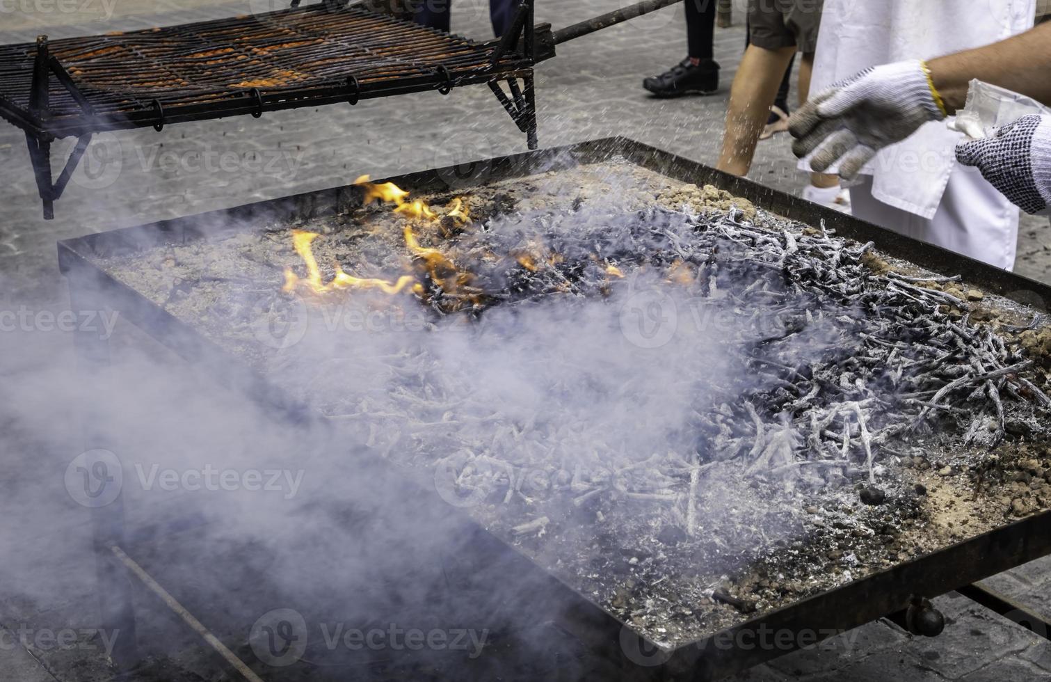 brasas de leña ardiendo foto