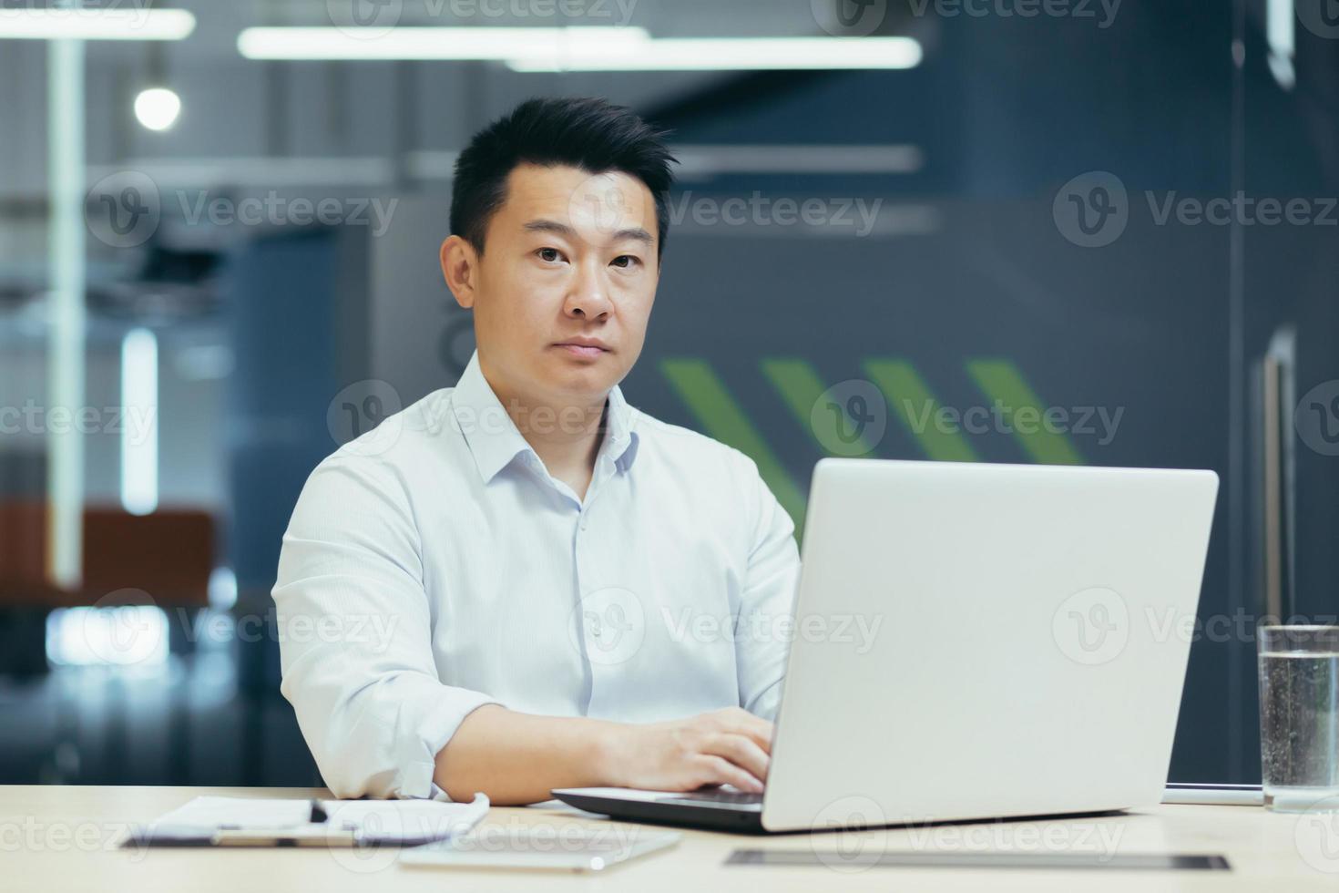 retrato de un exitoso y serio hombre de negocios asiático, foto