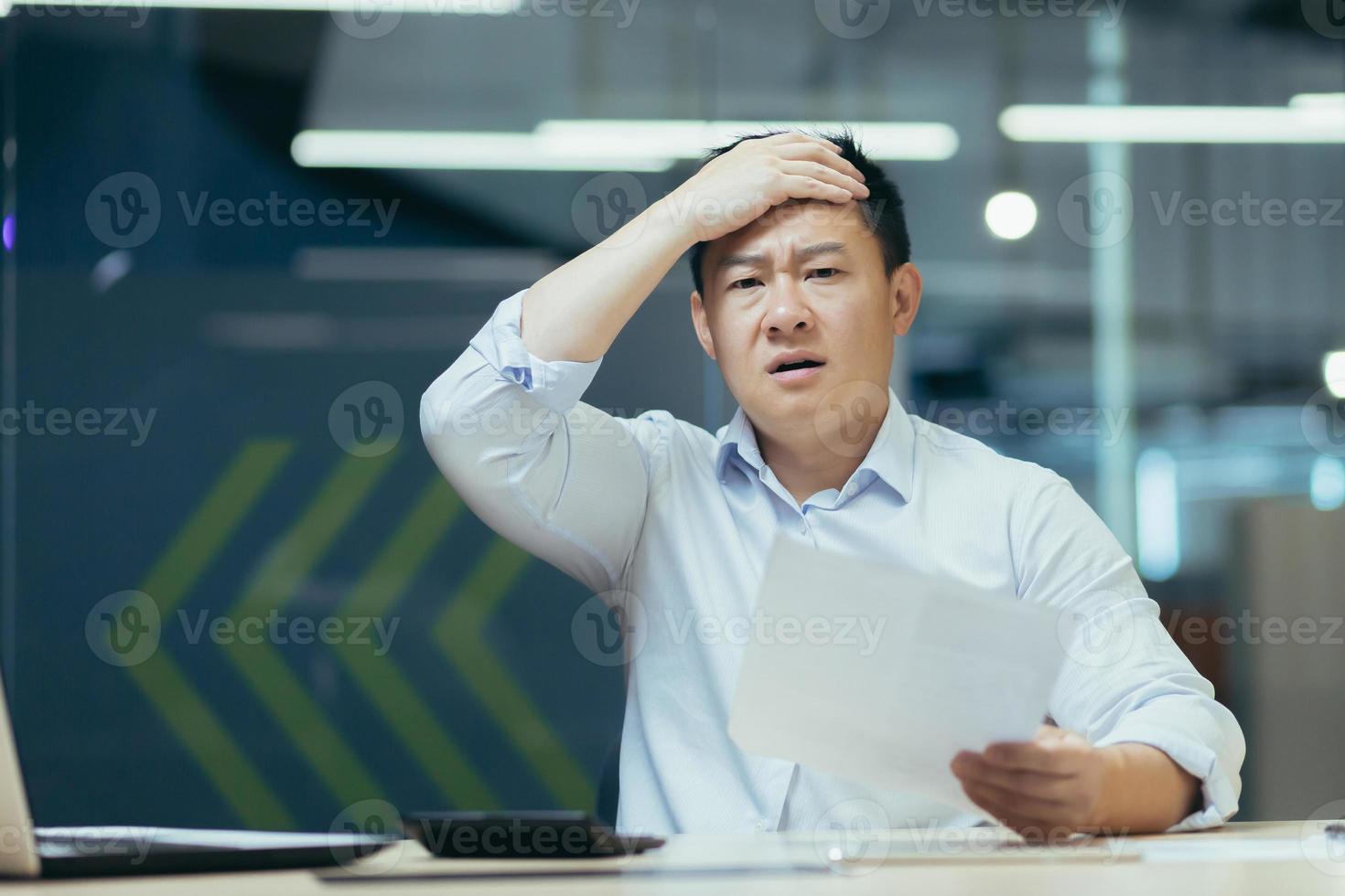 un hombre de negocios decepcionado recibió una carta de mensaje negativo del banco foto