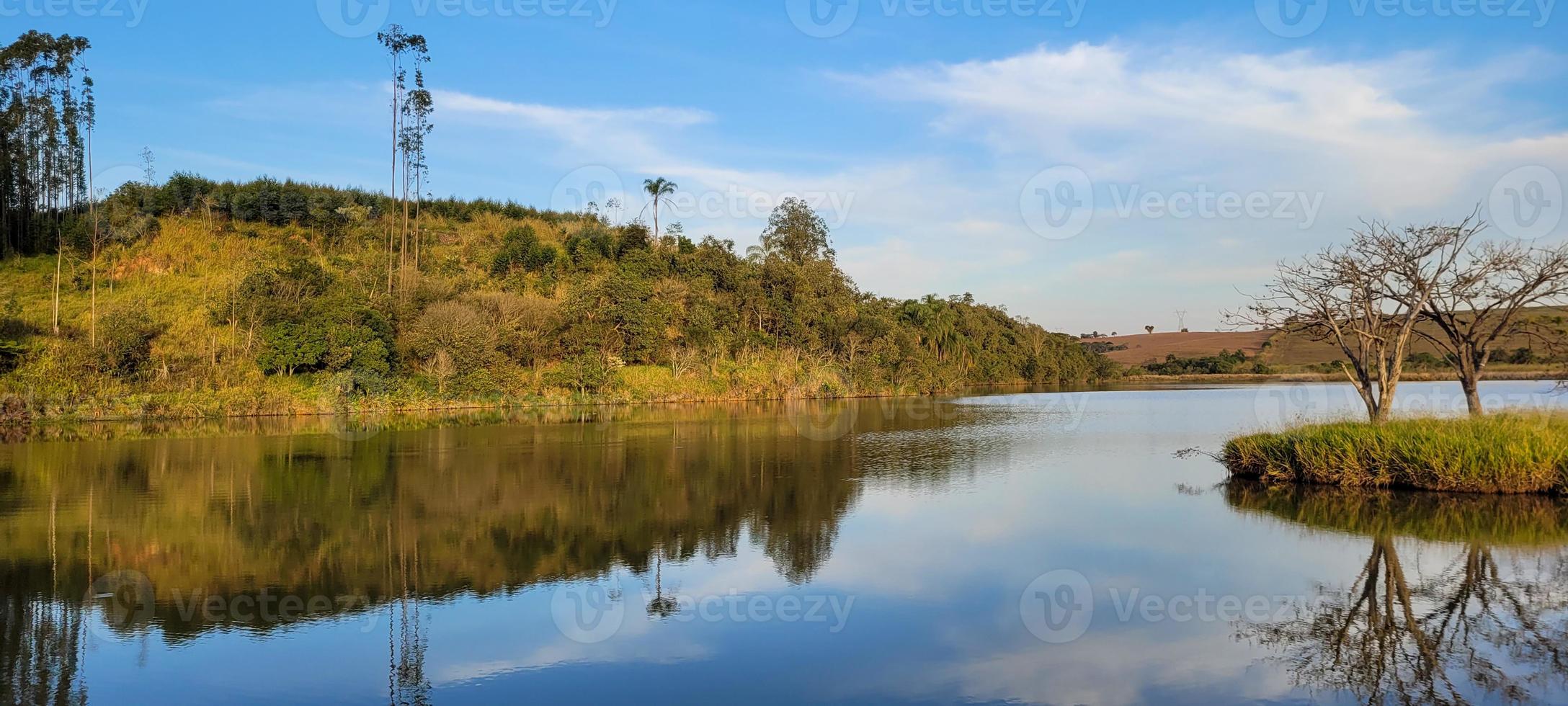 lago con paisaje natural de tierras de cultivo en el campo foto