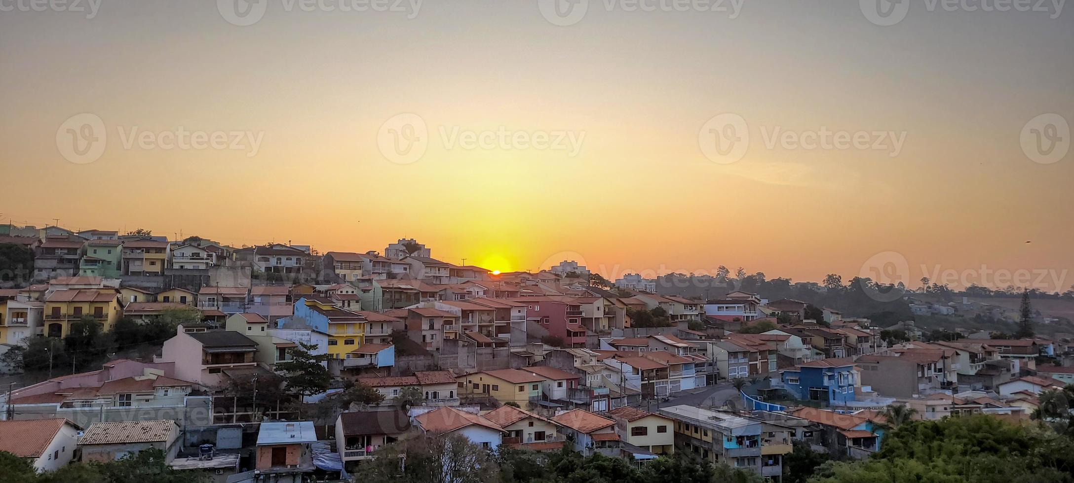 colorido atardecer en la ciudad interior con vistas al paisaje urbano de brasil foto