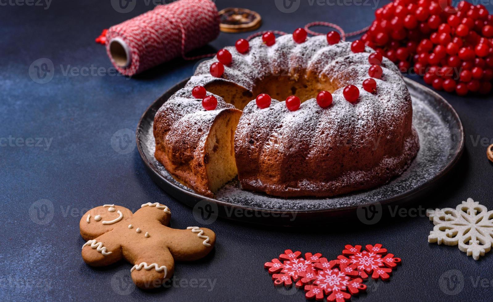 delicioso pastel de navidad redondo casero con bayas rojas en un plato de cerámica foto