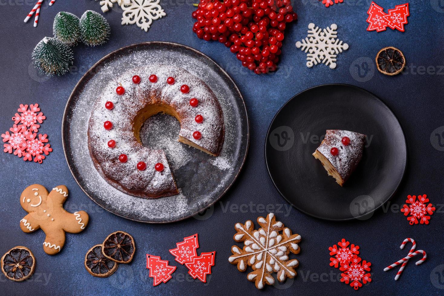 delicioso pastel de navidad redondo casero con bayas rojas en un plato de cerámica foto